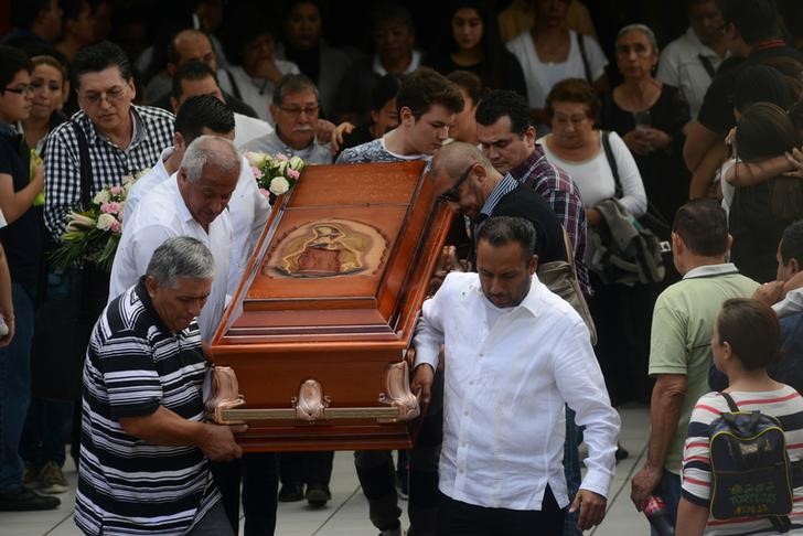 © Reuters. Familiares de Mara Fernanda Castilla cargan su ataúd en Xalapa, México.
