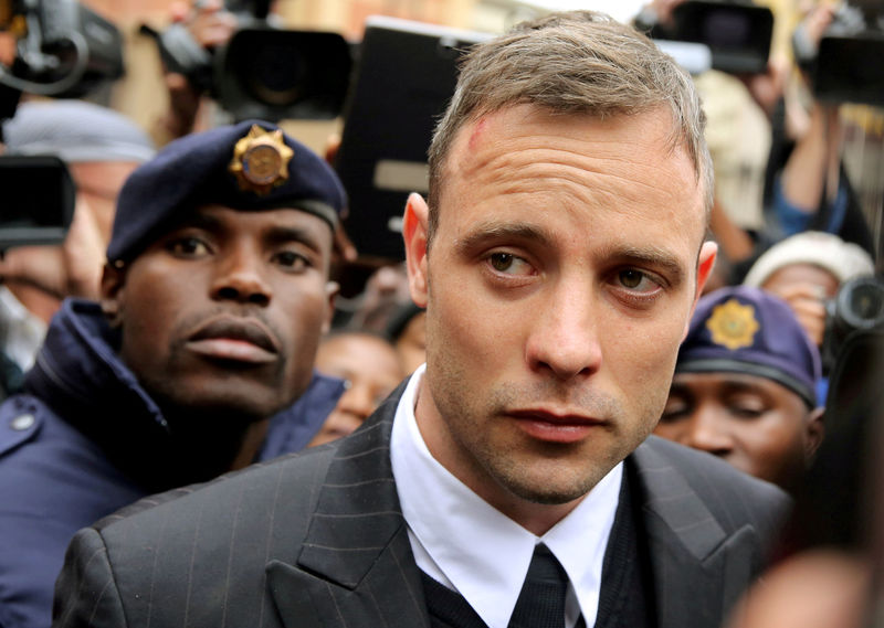 © Reuters. FILE PHOTO - Olympic and Paralympic track star Oscar Pistorius leaves court after appearing for the 2013 killing of his girlfriend Reeva Steenkamp