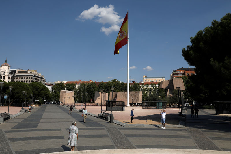 © Reuters. España coloca 2.945 mlns eur en Letras a tipos negativos