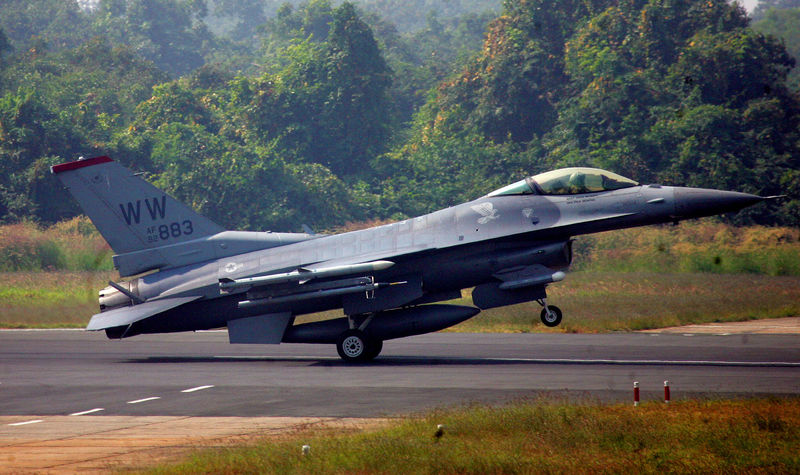 © Reuters. FILE PHOTO: US F-16 aircraft makes landing during joint India-US air force exercises at Kalaikunda Airbase