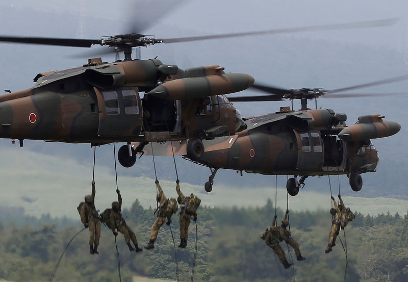 © Reuters. Japanese Ground Self-Defense Force soldiers rappel from UH-60 Black Hawk helicopters during an annual training session near Mount Fuji at Higashifuji training field in Gotemba