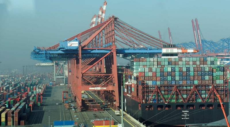 © Reuters. FILE PHOTO: Container ships are seen at a loading terminal at the Hamburg harbour