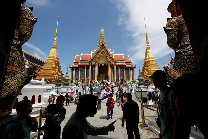 © Reuters. FILE PHOTO - Tourists visit the Grand Palace in Bangkok