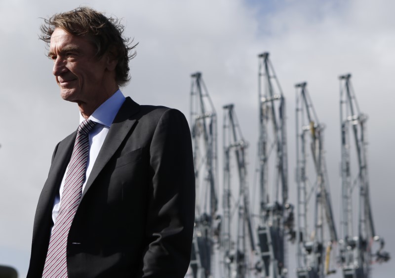 © Reuters. Ineos founder and CEO, Jim Ratcliffe (C), visit the Grangemouth gas terminal as the first shipment of U.S. shale gas arrives in Scotland