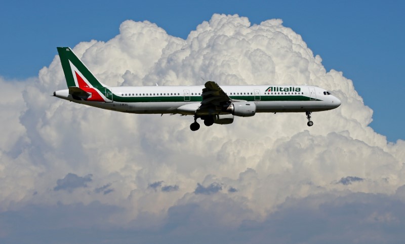 © Reuters. An airplane of Alitalia approaches to land at Fiumicino international airport in Rome