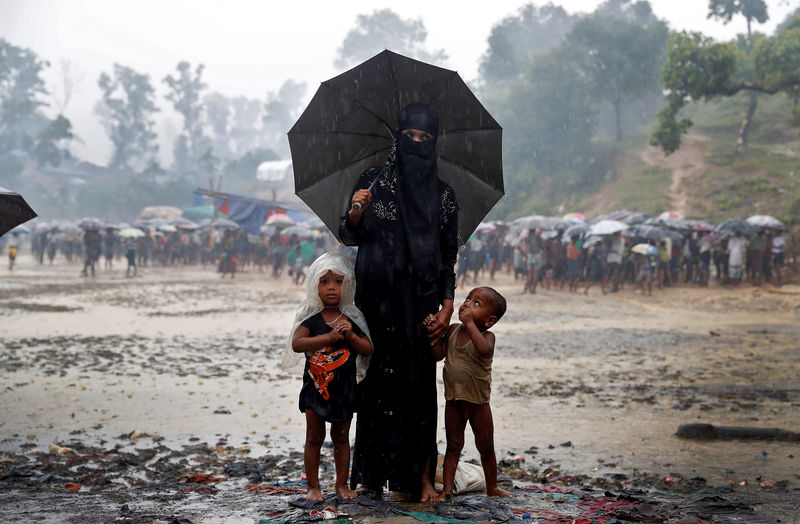 © Reuters. Muçulmanos rohingya posam para foto em campo de refugiados em Cox's Bazar, Bangladesh