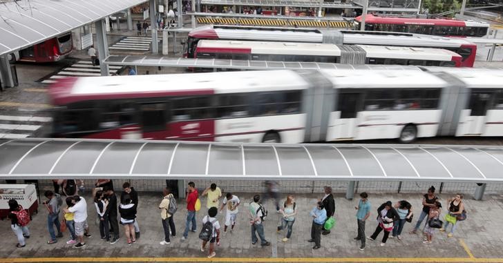 © Reuters. Passageiros fazem fila em terminal de ônibus, em São Paulo