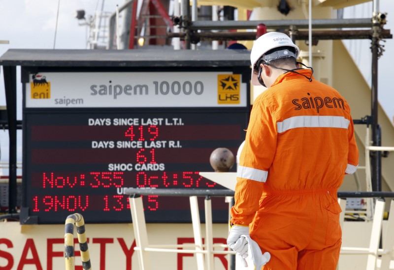 © Reuters. Сотрудник Saipem в Генуе