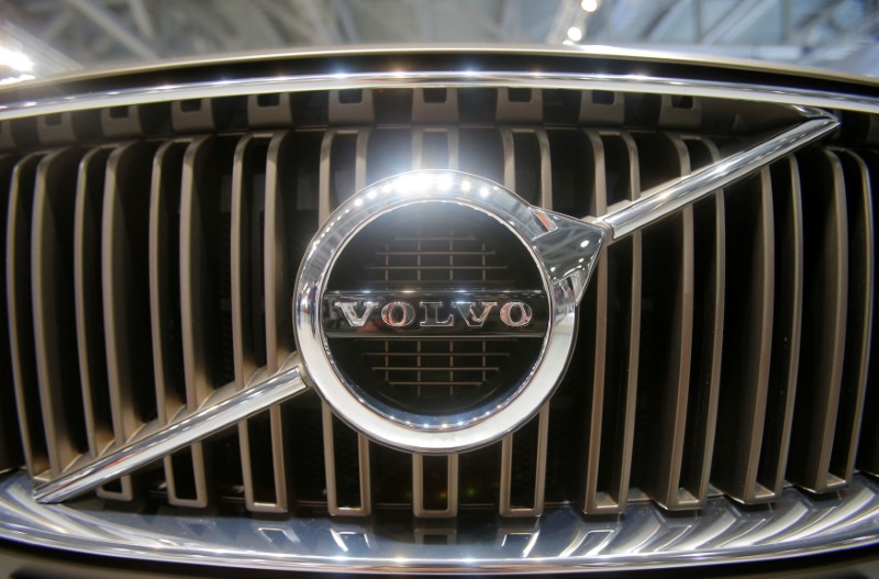 © Reuters. Logo of Volvo is seen on front grill of Volvo car at 2016 Moscow International Auto Salon in Moscow