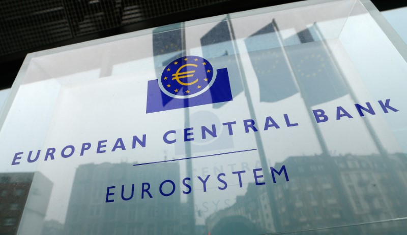 © Reuters. Эмблема ЕЦБ у здания банка во Франкфурте-на-Майне