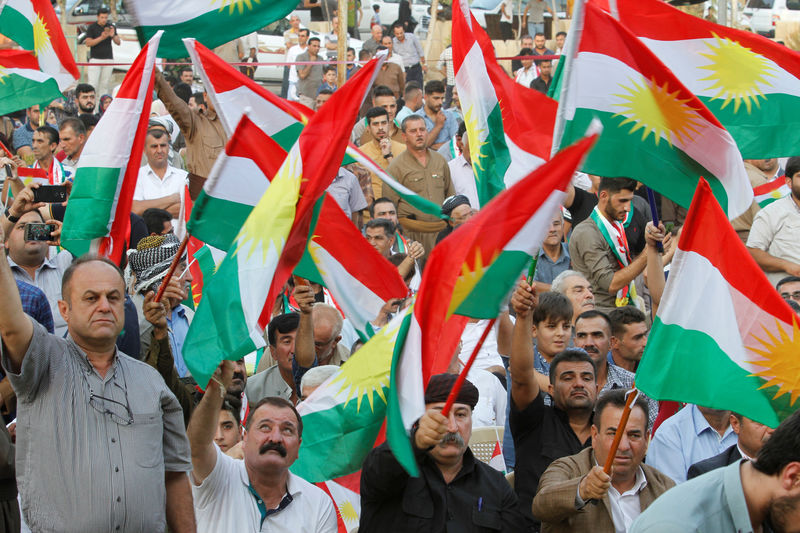 © Reuters. Pessoas demonstram apoio a referendo de independência curda do dia 25 de setembro, em Kirkuk, no Iraque