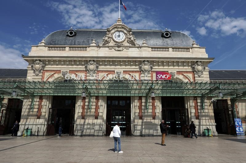 © Reuters. UNE MISSION POUR ASSURER LA VIABILITÉ DE LA SNCF