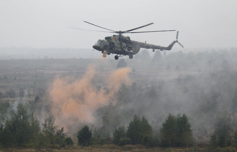 © Reuters. Helicóptero Mi-8 da Belarus durante execícios militares Zapad-2017, perto de Ruzhany