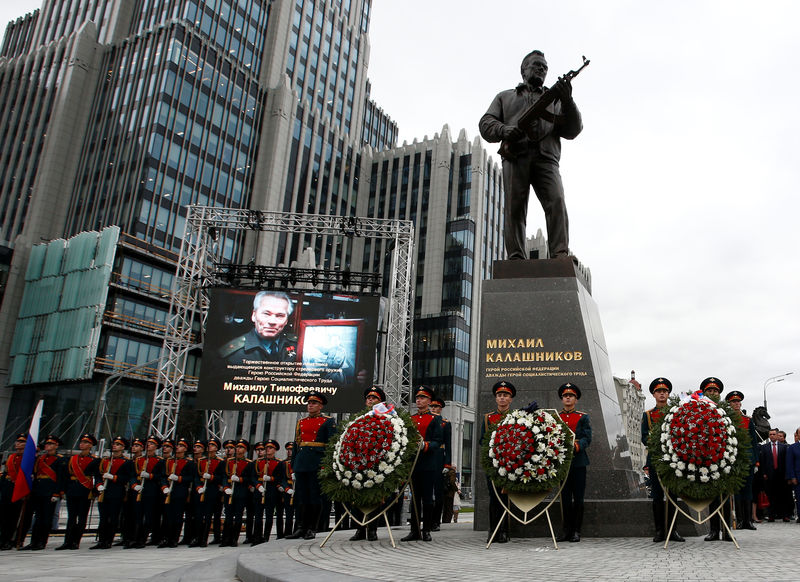 © Reuters. Monumento a Kalashnikov, em Moscou