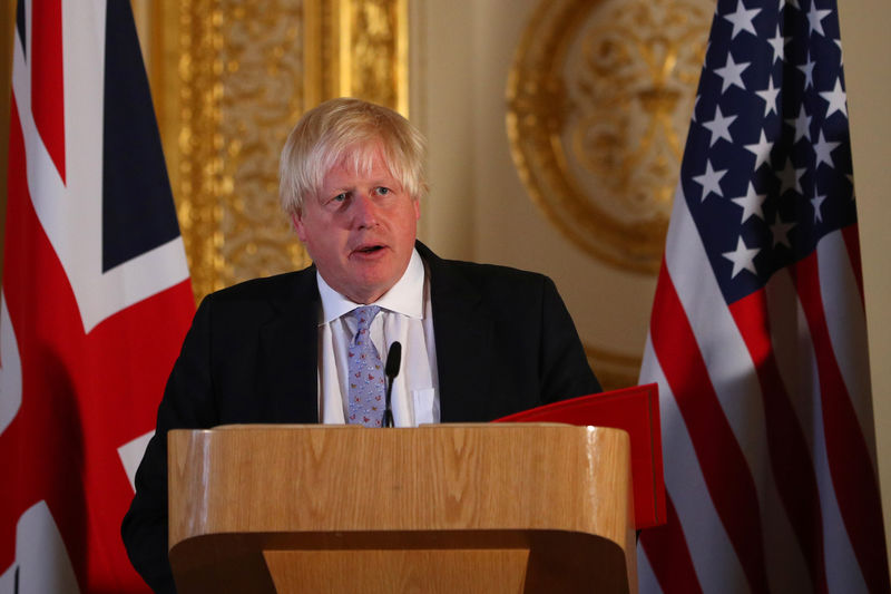 © Reuters. رئيسة وزراء بريطانيا تقول وزير الخارجية جونسون "يؤدي عملا جيدا"