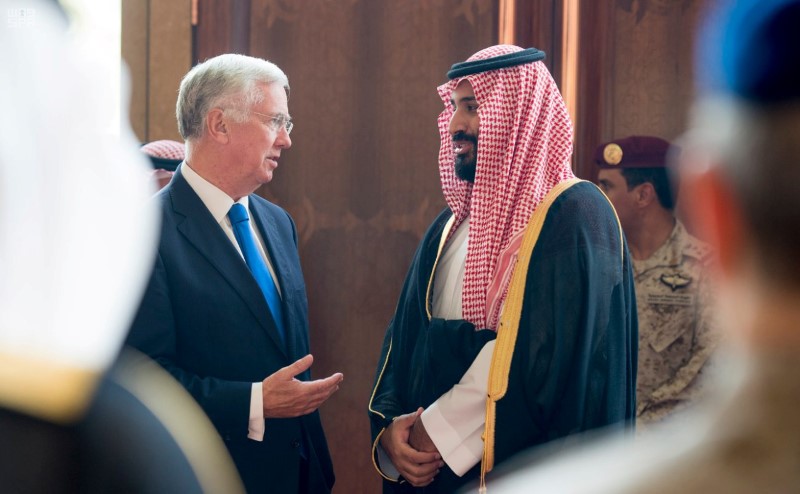 © Reuters. Saudi Crown Prince Mohammed bin Salman speaks with British Defence Secretary Michael Fallon during a meeting in Jeddah