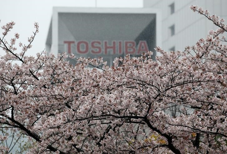 © Reuters. The logo of Toshiba Corp is seen behind cherry blossoms at the company's headquarters in Tokyo