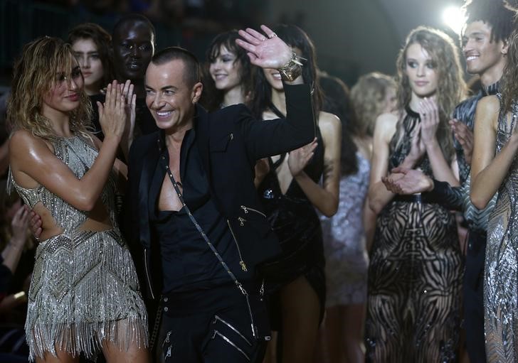 © Reuters. Julien Macdonald é aplaudido em Londres