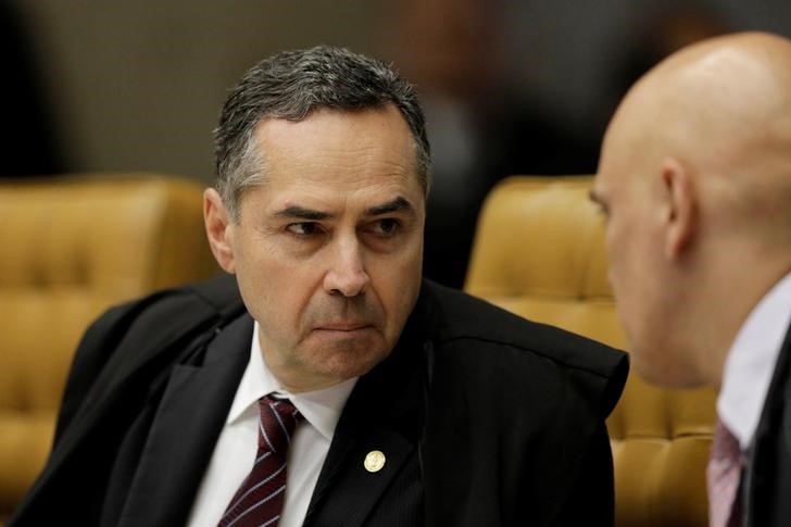 © Reuters. O ministro do Supremo Tribunal Federal, Roberto Barroso, durante julgamento no STF em Brasília, no Brasil