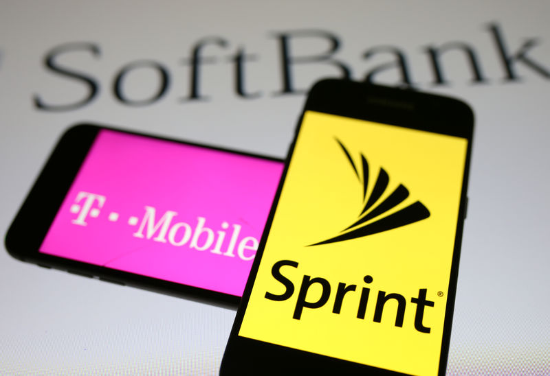 © Reuters. Celulares com logos das operadoras T-Mobile e Sprint diante de logo do SolftBank