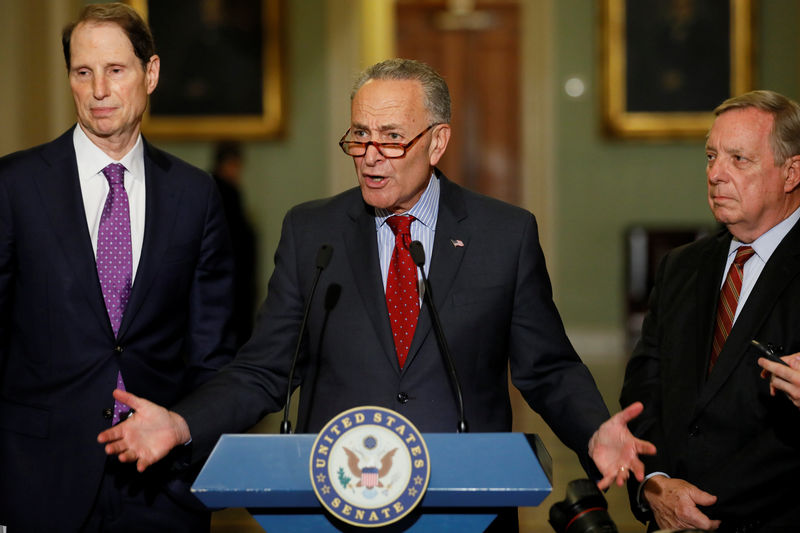 © Reuters. U.S. Senate Minority Leader Schumer speaks to reporters after the weekly Democratic caucus policy luncheon at the U.S. Capitol in Washington