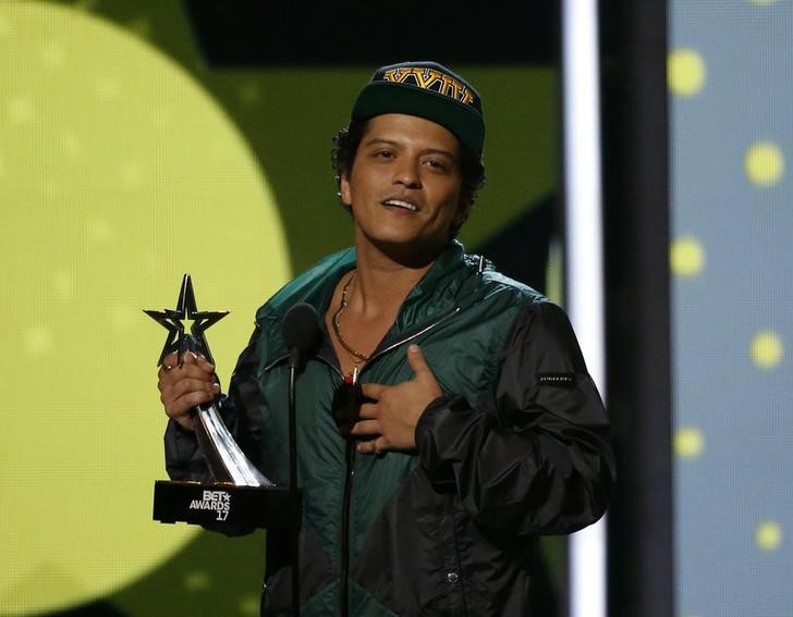 © Reuters. Bruno Mars aceita prêmio de Melhor Artista Masculino de R&B/Pop em cerimônia do BET Awards em Los Angeles, EUA