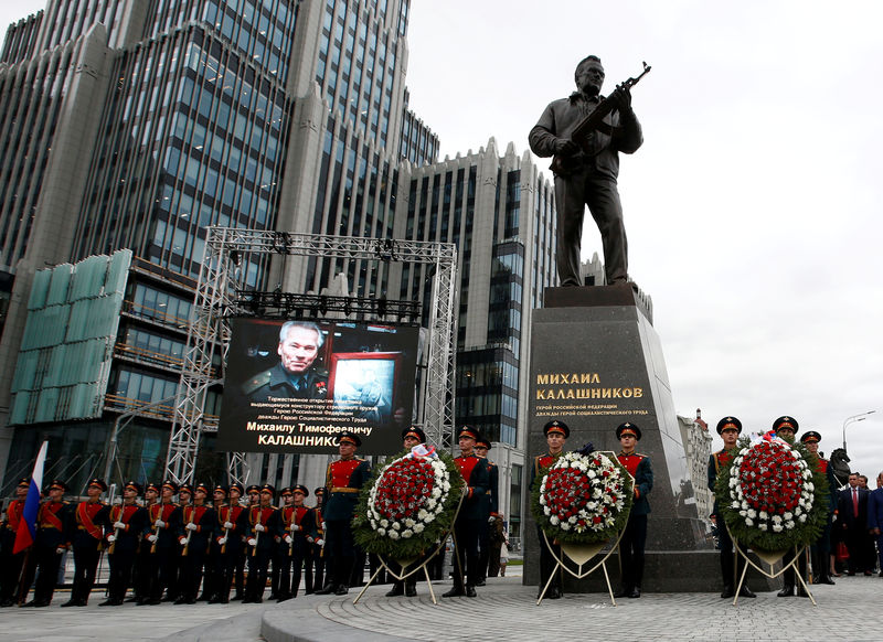 © Reuters. روسيا تكشف النقاب عن تمثال لمخترع البندقية كلاشنيكوف الشهيرة