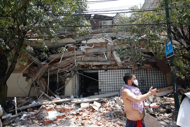 © Reuters. Danos em construção na Cidade do México após terremoto