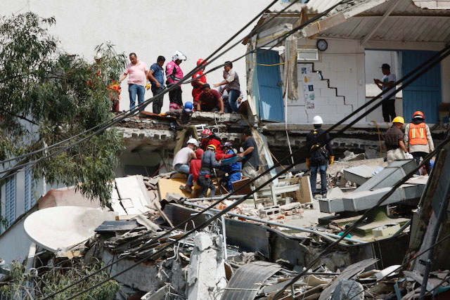 © Reuters. Pessoas ajudam vítima de terremoto na Cidade do México