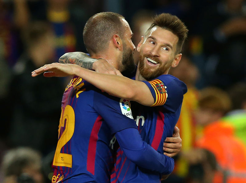 © Reuters. Foto del martes del delantero del Barcelona Lionel Messi celebrando con Aleix Vidal tras marcarle al Eibar