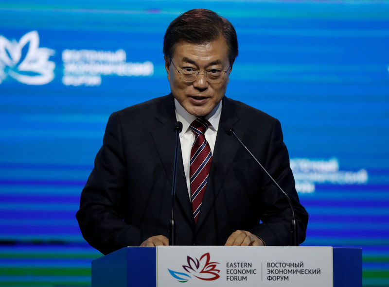 © Reuters. South Korean President Moon Jae-in delivers a speech during a session of the Eastern Economic Forum in Vladivostok