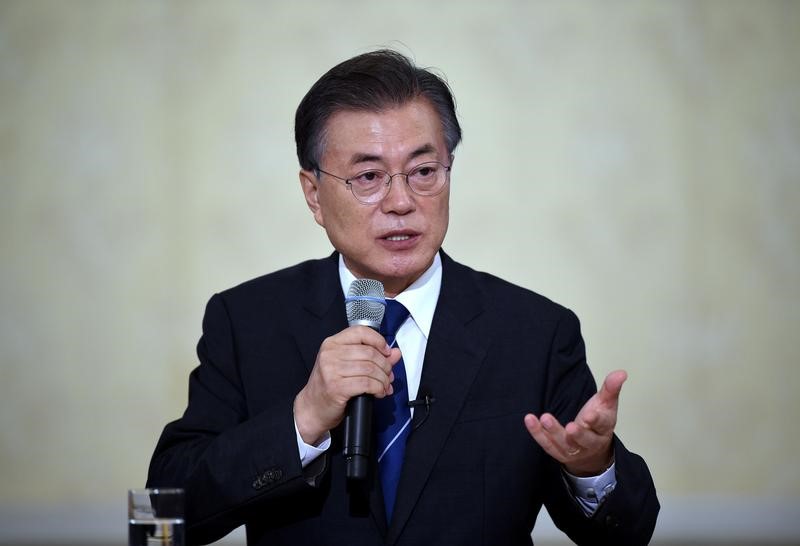 © Reuters. FILE PHOTO - South Korean President Moon Jae-In speaks during a press conference marking his first 100 days in office at the presidential house in Seoul