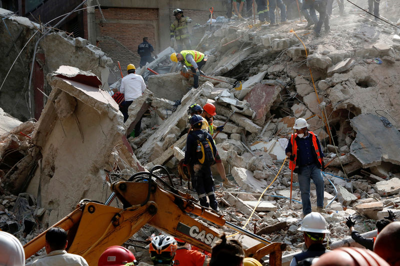 © Reuters. Pessoas fazem buscas em destroços após terremoto na Cidade do México