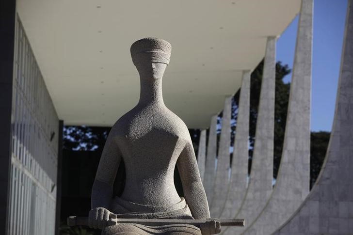© Reuters. Estátua da Justiça do lado de fora do prédio do Supremo Tribunal Federal em Brasília