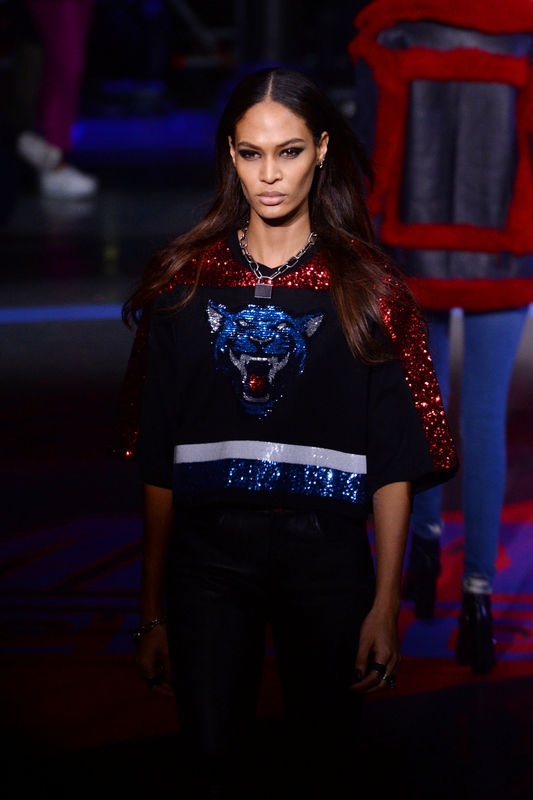 © Reuters. A model displays a creation from the Tommy Hilfiger Spring/Summer 2018 show at London Fashion Week, in London