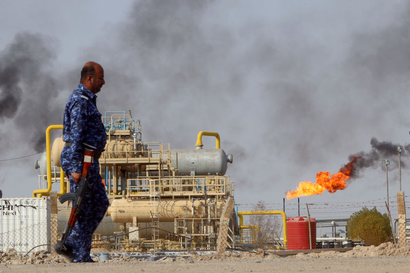 © Reuters. A member from the Oil Police Force is seen at Nahran Umran field norh of Basra