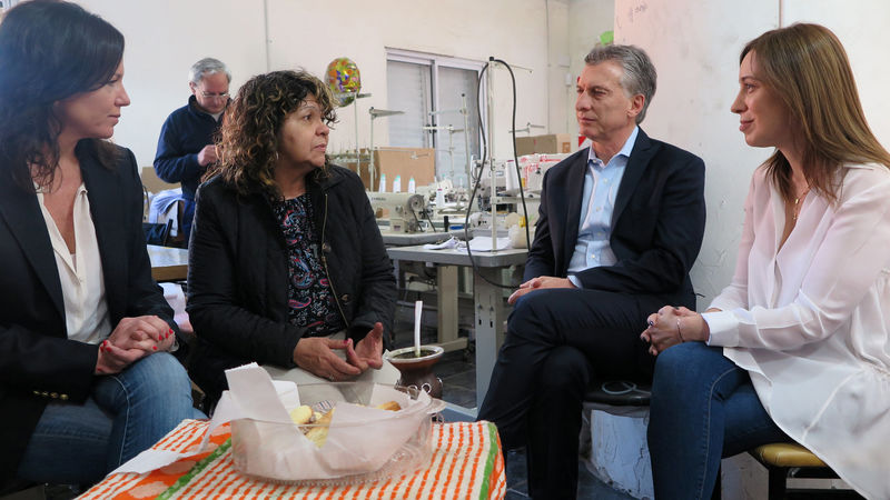 © Reuters. Argentina's President Macri, Buenos Aires province governor Vidal and Minister of Social Development Stanley talk to the president of a textil factory in Berazategui