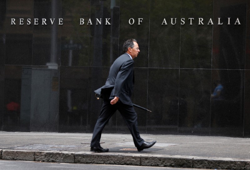 © Reuters. A businessman walks past the Reserve Bank of Australia in Sydney