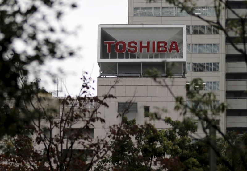 © Reuters. The logo of Toshiba Corp is seen behind trees at its headquarters in Tokyo