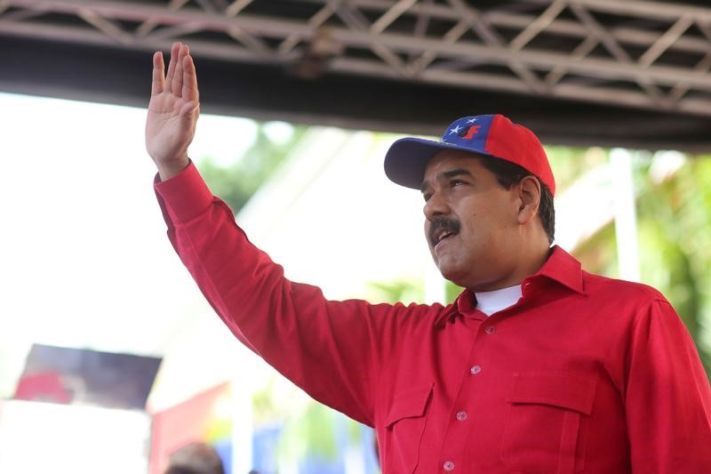 © Reuters. Venezuela's President Nicolas Maduro waves as he attends a rally against imperialism at Miraflores Palace in Caracas