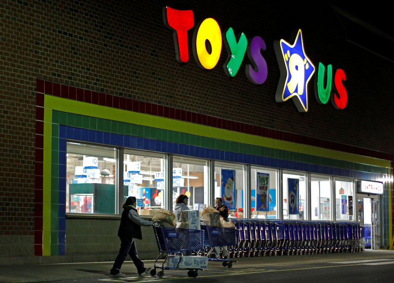 © Reuters. FILE PHOTO:   Consumers leave a Toys R Us store with full shopping carts after shopping on the day dubbed "Black Friday" in Framingham