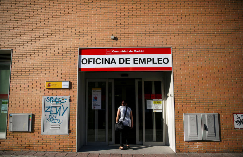 © Reuters. FILE PHOTO:A woman enters a government-run employment office in Madrid