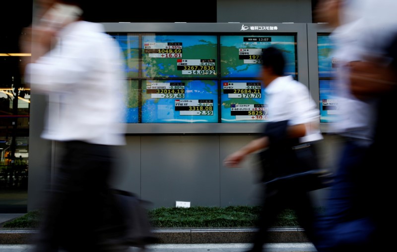 © Reuters. TOKYO FINIT SANS CHANGEMENT AVANT LA FED