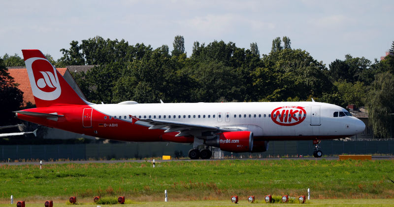 © Reuters. An aircraft operated by German carrier Niki and Air Berlin sits on the tarmac of Berlin's Tegel