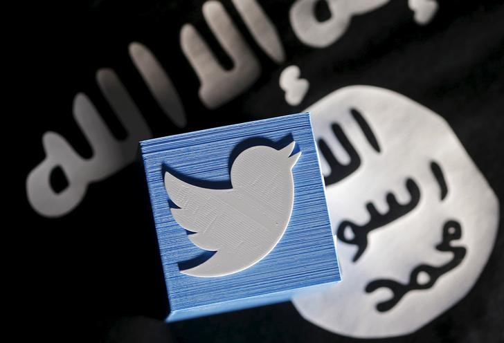 © Reuters. An illustration picture of a 3D printed logo of Twitter and an Islamic State flag