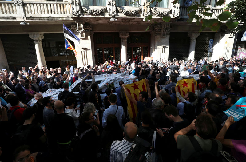 © Reuters. La Guardia Civil registra sedes de la Generalitat y detiene al secretario de Economía