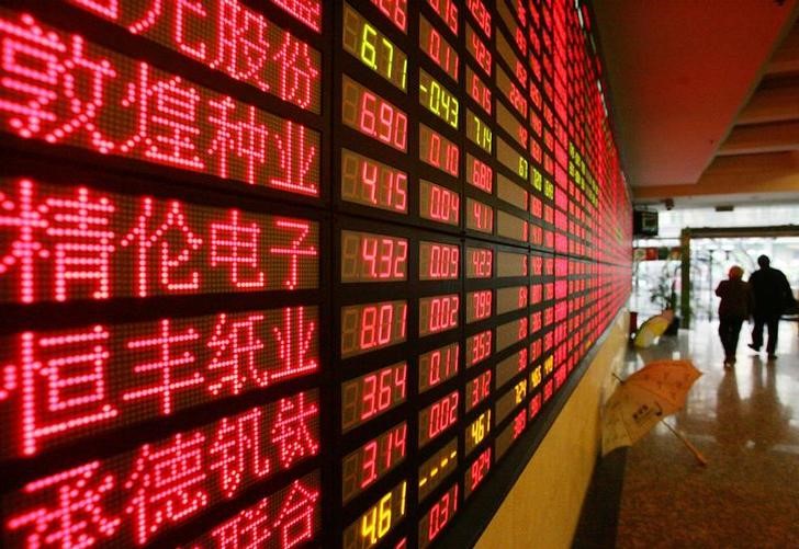 © Reuters. Экран с котировками акций на фондовой бирже в Шанхае