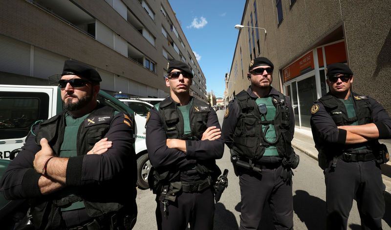 © Reuters. شرطة إسبانيا تداهم إدارات حكومية في قطالونيا وتعتقل وزيرا محليا