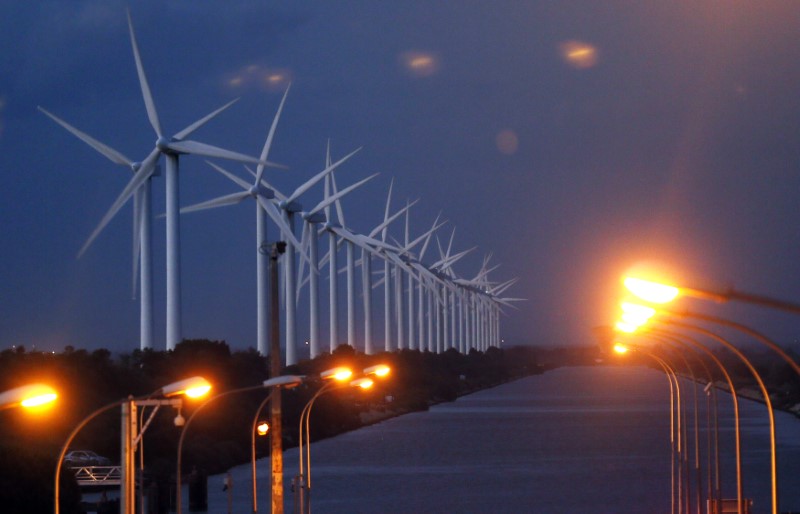 © Reuters. Power-generating windmill turbines are seen near Port Saint Louis du Rhone