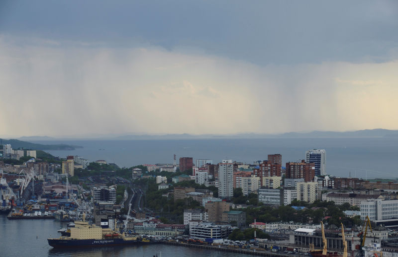 © Reuters. FILE PHOTO: Rain clouds pass over a commercial port in Vladivostok